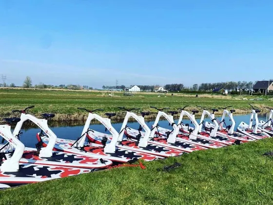 Tien op een rij aan de kant — Vlak land, sloot, boerderijen