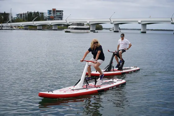 Twee tegelijk, armen wijd — Paradise Point, Gold Coast