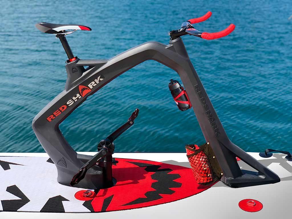 Close-up van het Red Shark frame met RED SHARK wordmark op het board