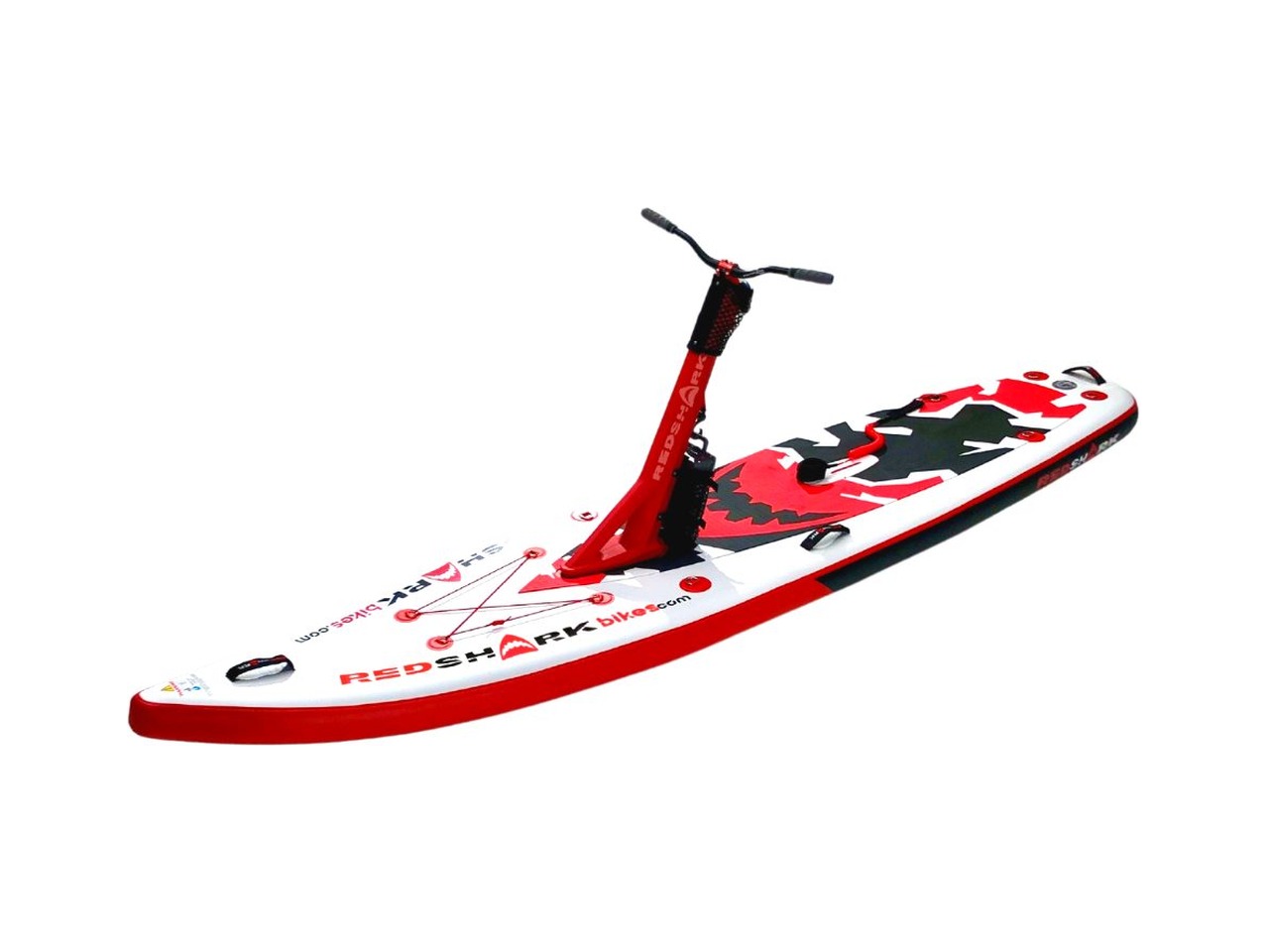Red Shark Bike E-Scooter studiofoto met rood frame op het board