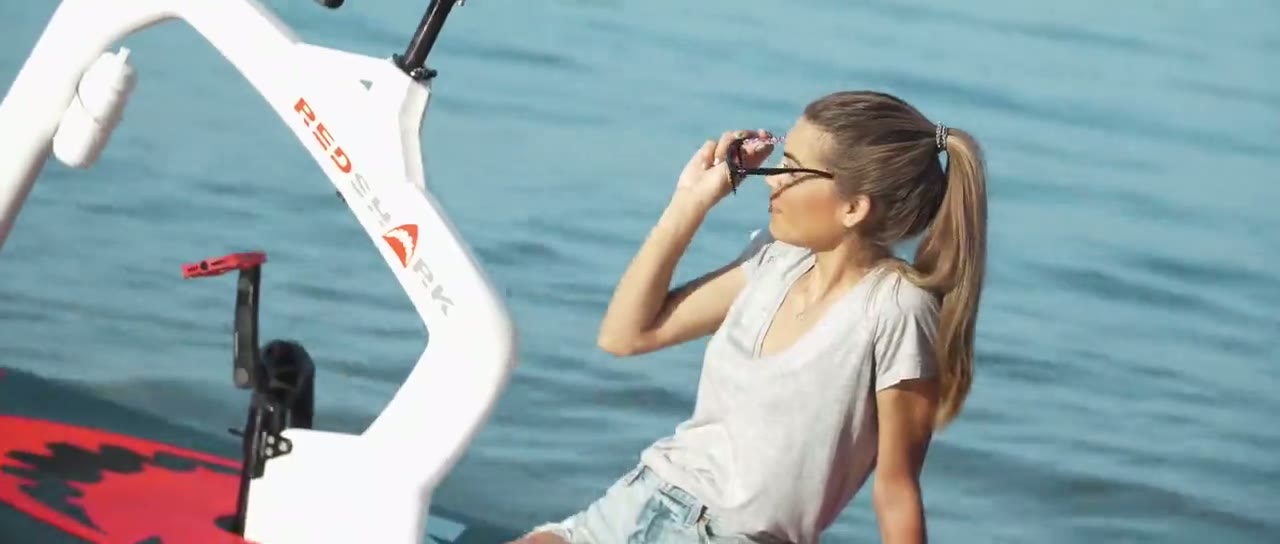 Filmbeeld van de Red Shark op het water