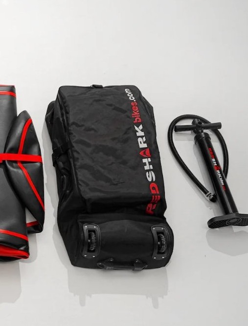Red Shark rolkoffer met wielen, opgerold board en handpomp