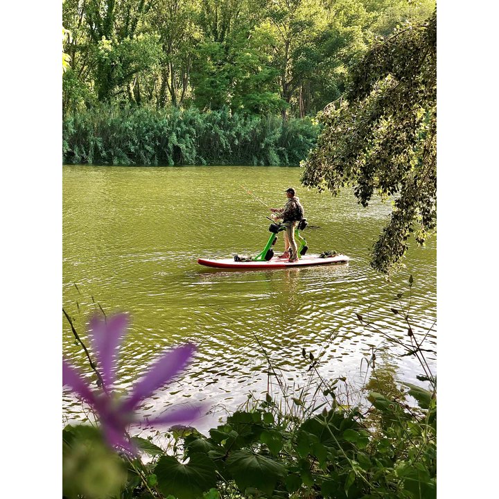 Man vist staand vanaf een groene Red Shark Adventurer met Angler-pakket op een rivier