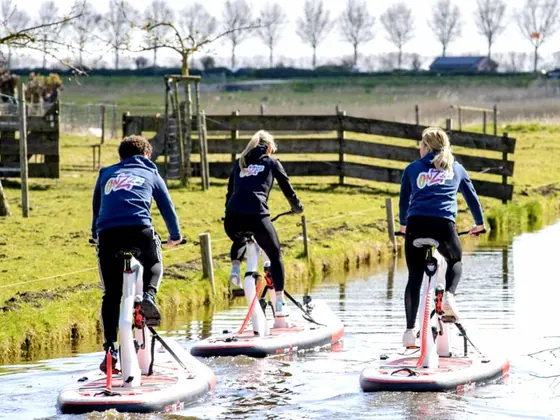 Smal kanaal, houten hek — Het meest Hollandse beeld dat er is