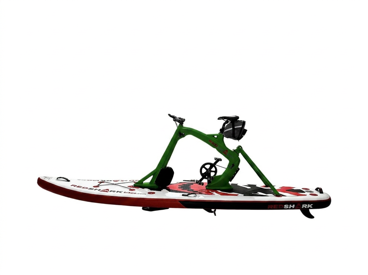 Red Shark Bike Adventurer studiofoto met groen frame, zonder visuitrusting
