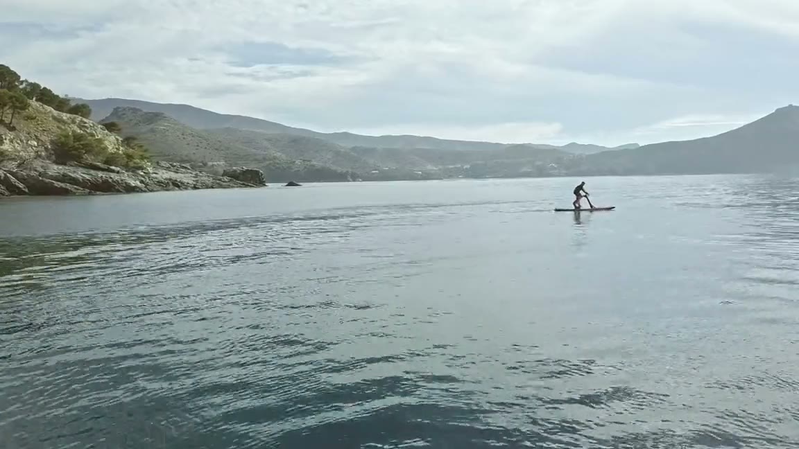 Filmbeeld van de Red Shark op het water