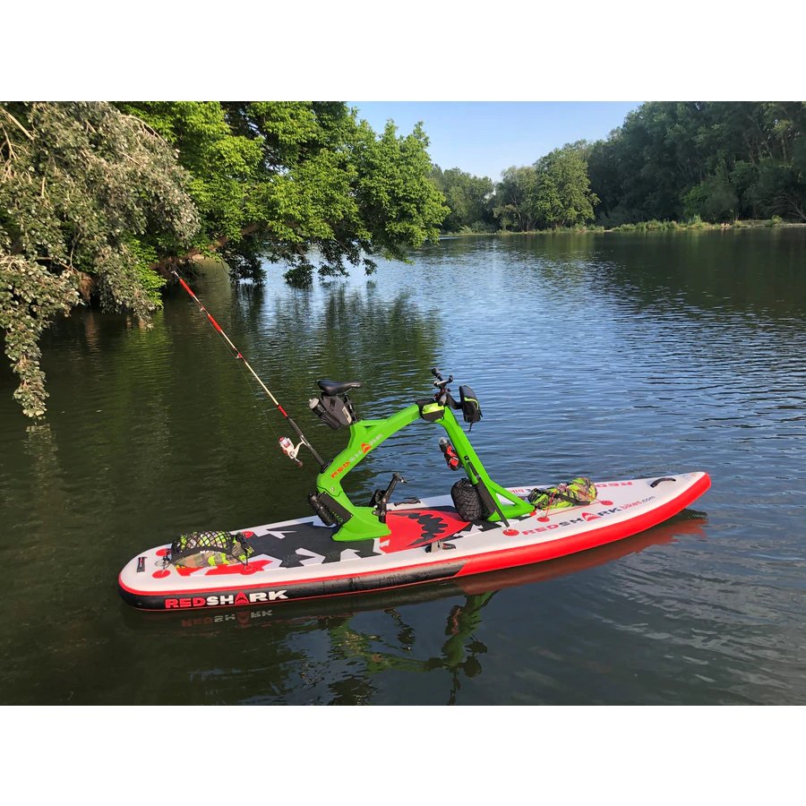 Red Shark Adventurer met Angler-pakket aan de oever van een rivier