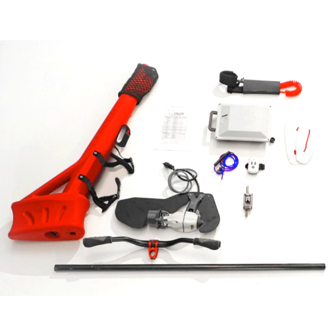 Onderdelen van de Red Shark scooter-kit uitgelegd op een witte ondergrond